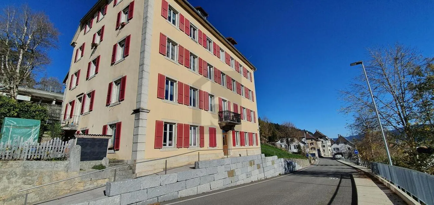«PIED À TERRE DANS LA VALLÉE DE LA SAGNE» - Photo 1 sur 6