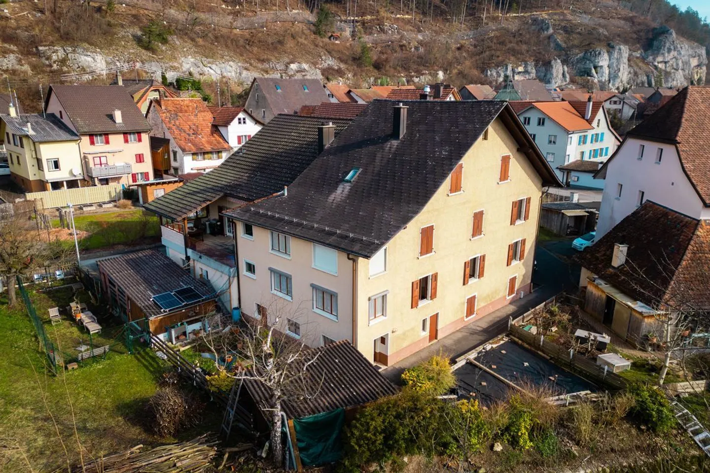 Grande casa con 3 appartamenti - Superficie abitabile eccezionale! - Foto 3 di 13