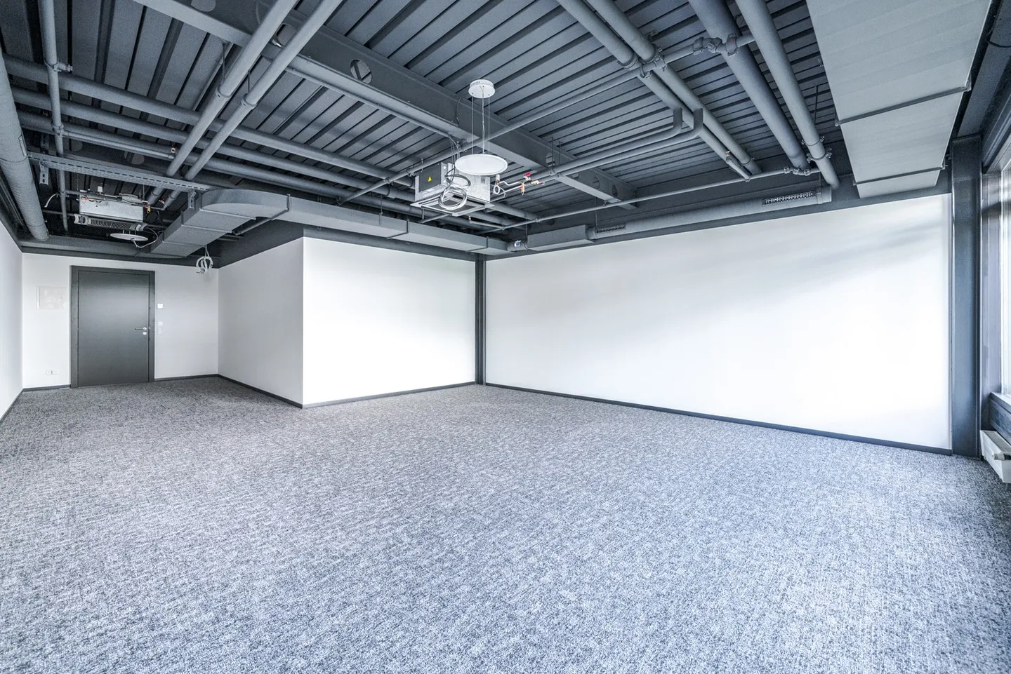 Surfaces bureaux aménagées de 50 m2 & 34.60 m2 - Saint-Sulpice - Photo 2 sur 4