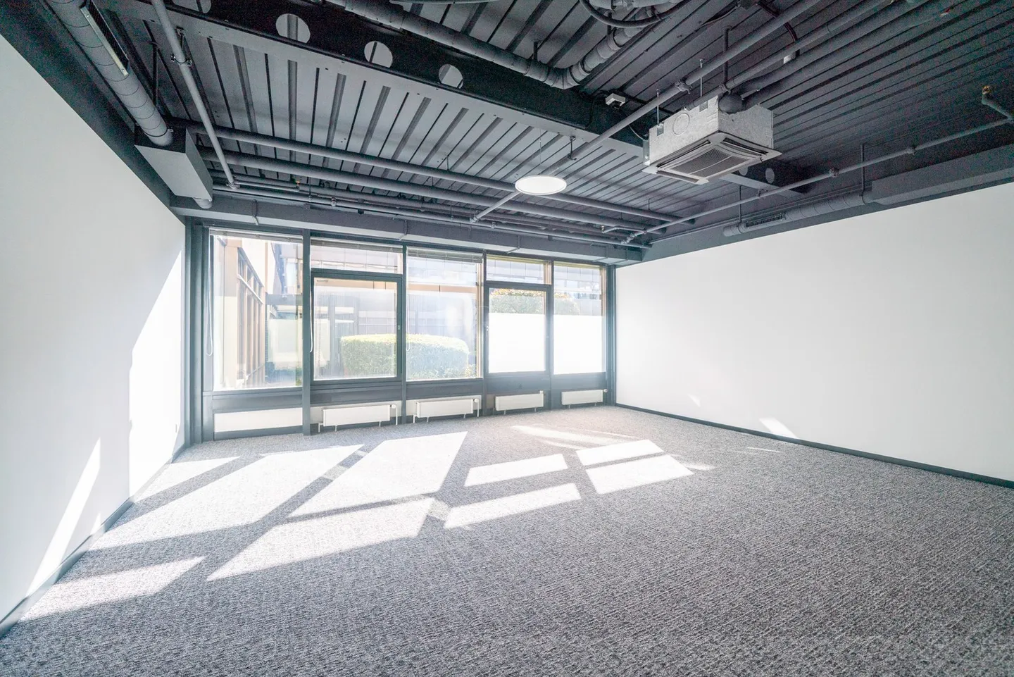 Surfaces bureaux aménagées de 50 m2 & 34.60 m2 - Saint-Sulpice - Photo 3 sur 4