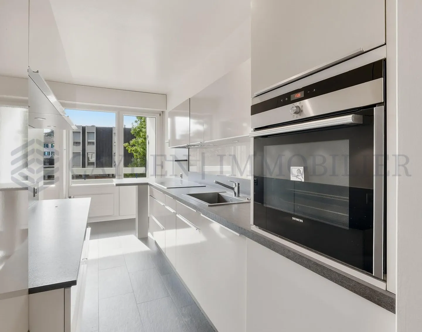 Exclusivité !! Appartement agréable de 5 pièces avec passage - Photo 2 sur 4