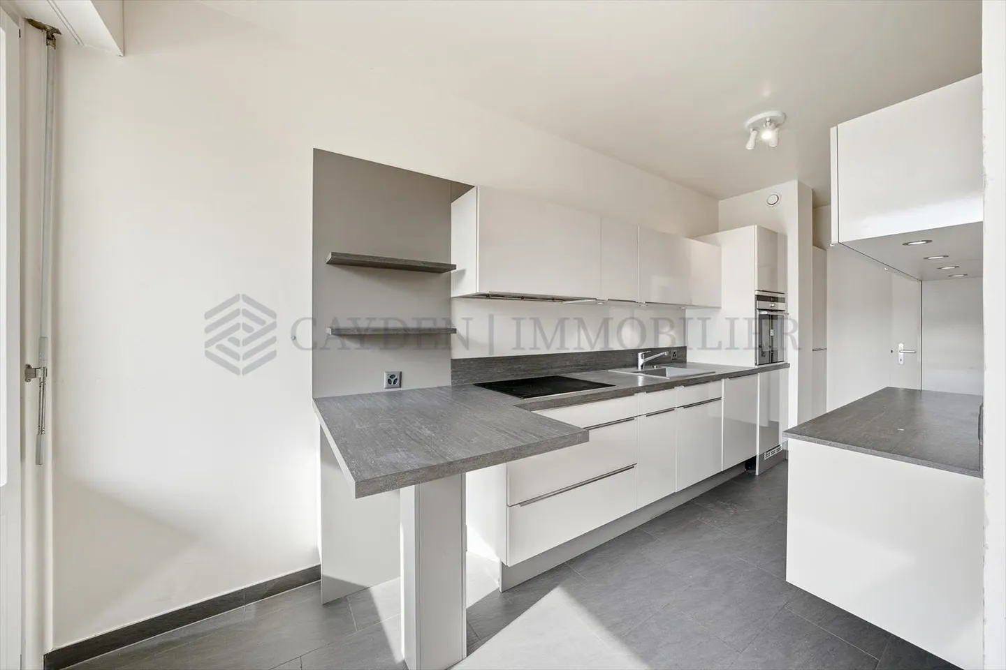 Exclusivité !! Appartement agréable de 5 pièces avec passage - Photo 1 sur 4