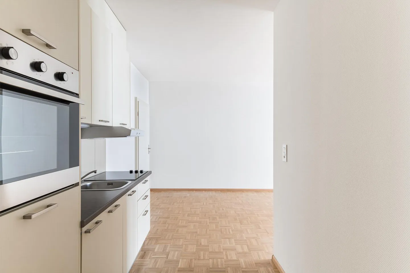 Appartement simple moderne dans un emplacement central et calme - Photo 3 sur 6