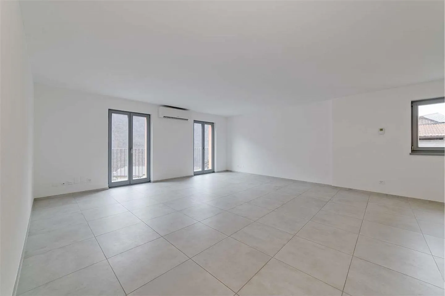 SPLENDIDO APPARTAMENTO DI 4,5 STANZE A PIANEZZO - Foto 3 di 13