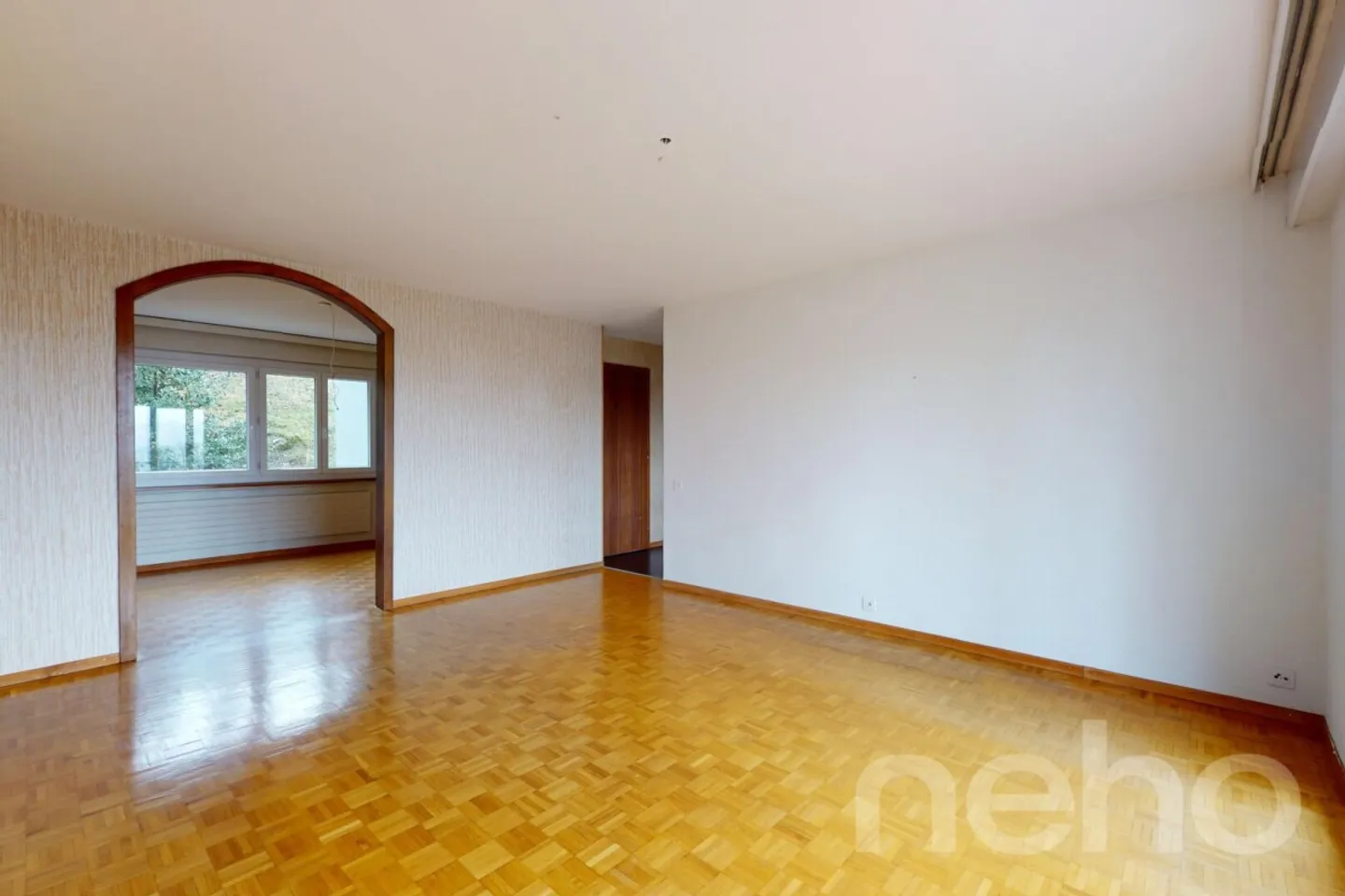 Appartement lumineux de 4 pièces dans les hauteurs de la ville avec balcon + garage - Photo 2 sur 13