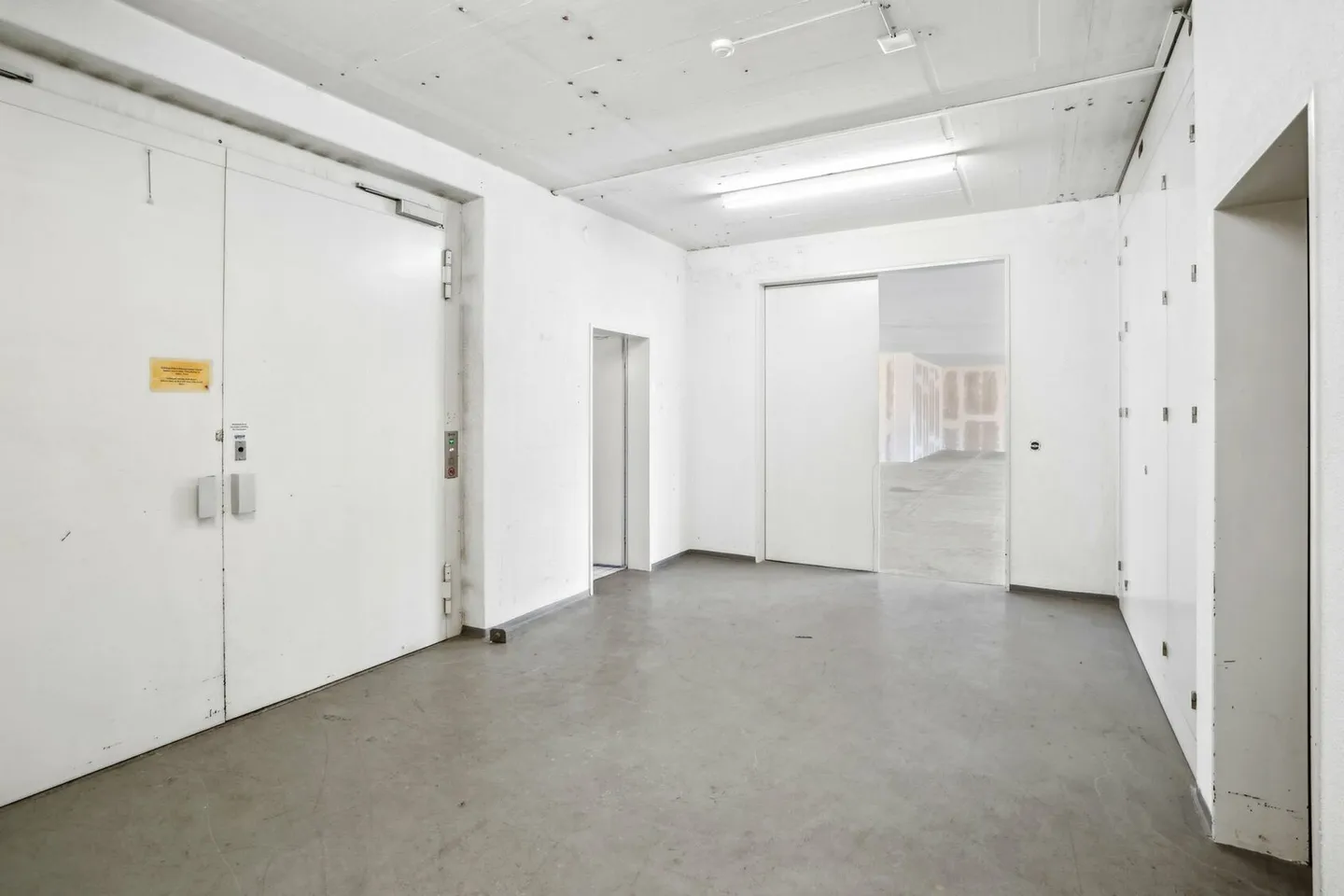 Mixed-use building for rent - Photo 5 of 8