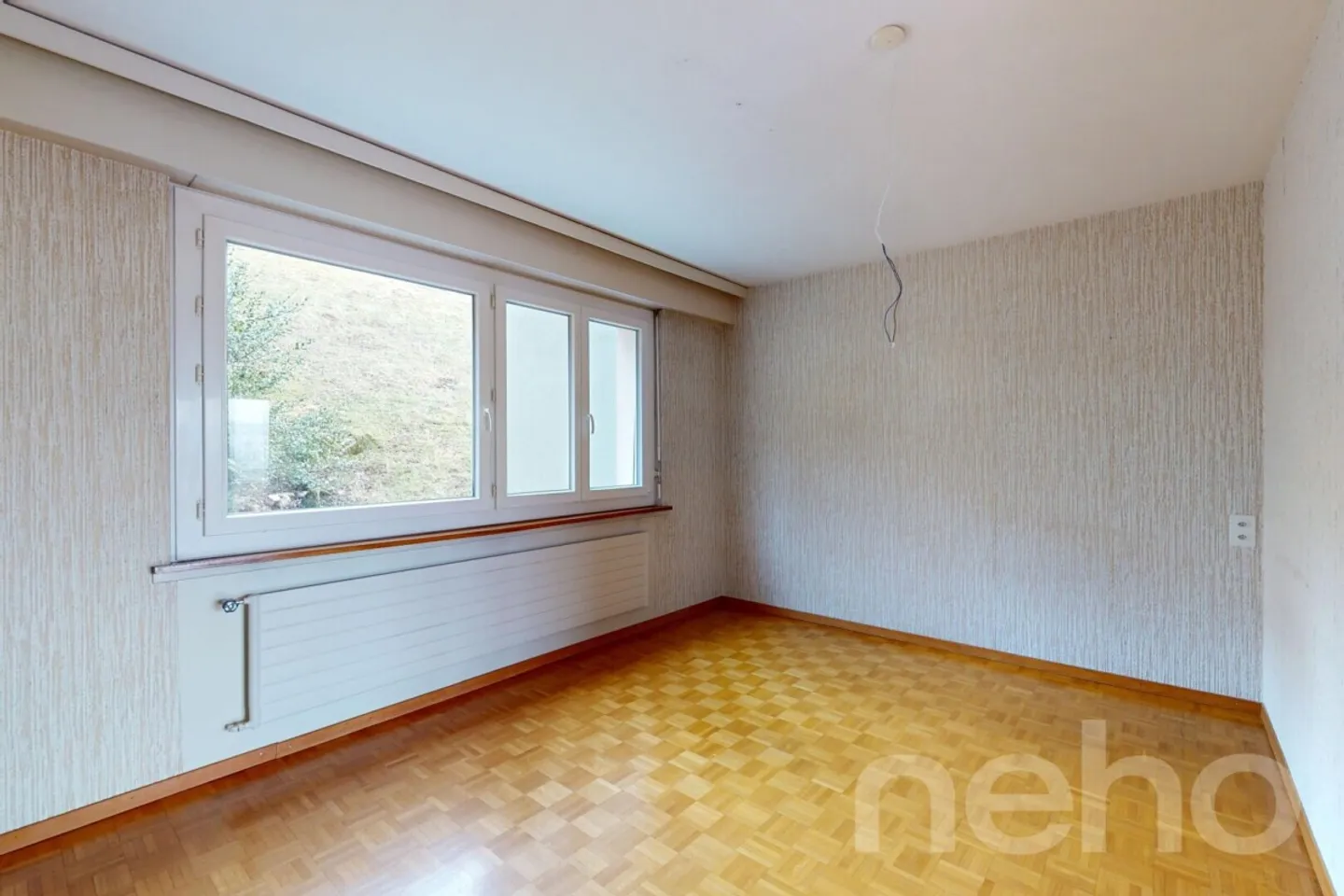 Appartement lumineux de 4 pièces dans les hauteurs de la ville avec balcon + garage - Photo 4 sur 13