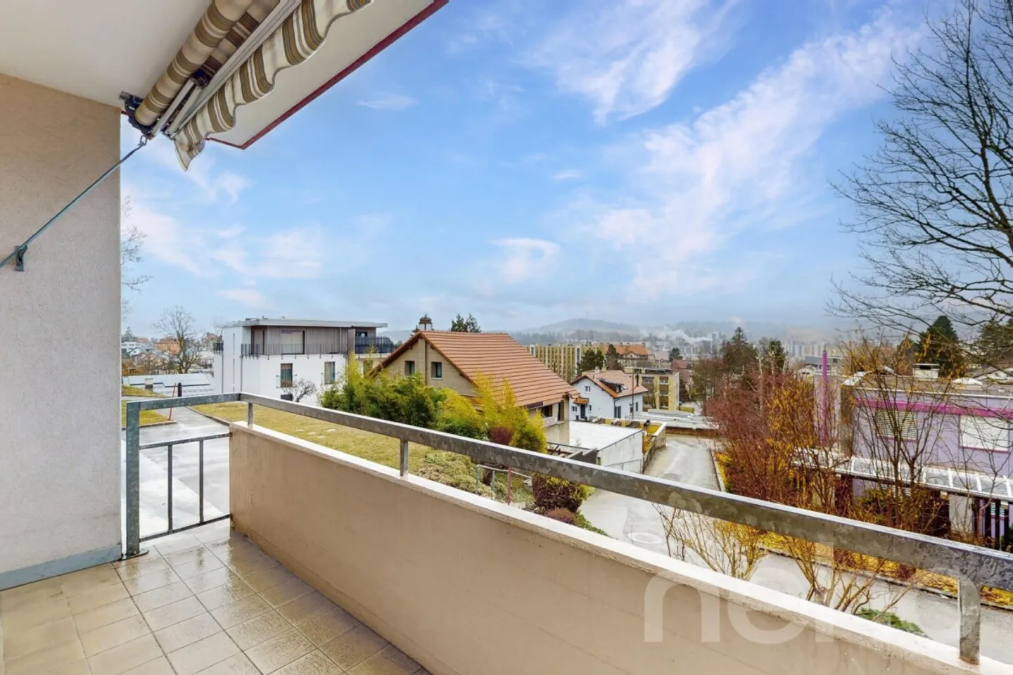 Appartement lumineux de 4 pièces dans les hauteurs de la ville avec balcon + garage - Photo 5 sur 13