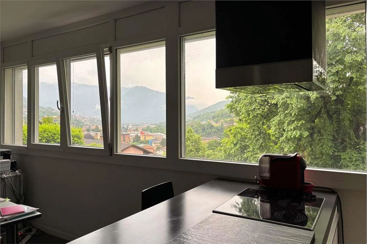 Ufficio luminoso e arredato in una posizione strategica - Foto 2 di 13