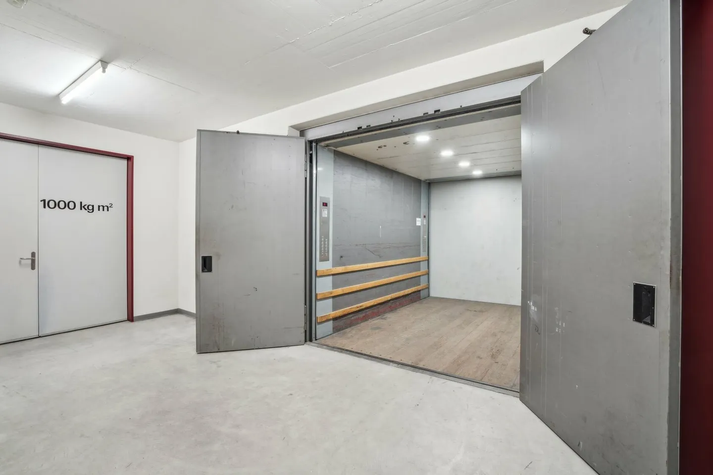 Mixed-use building for rent - Photo 8 of 8