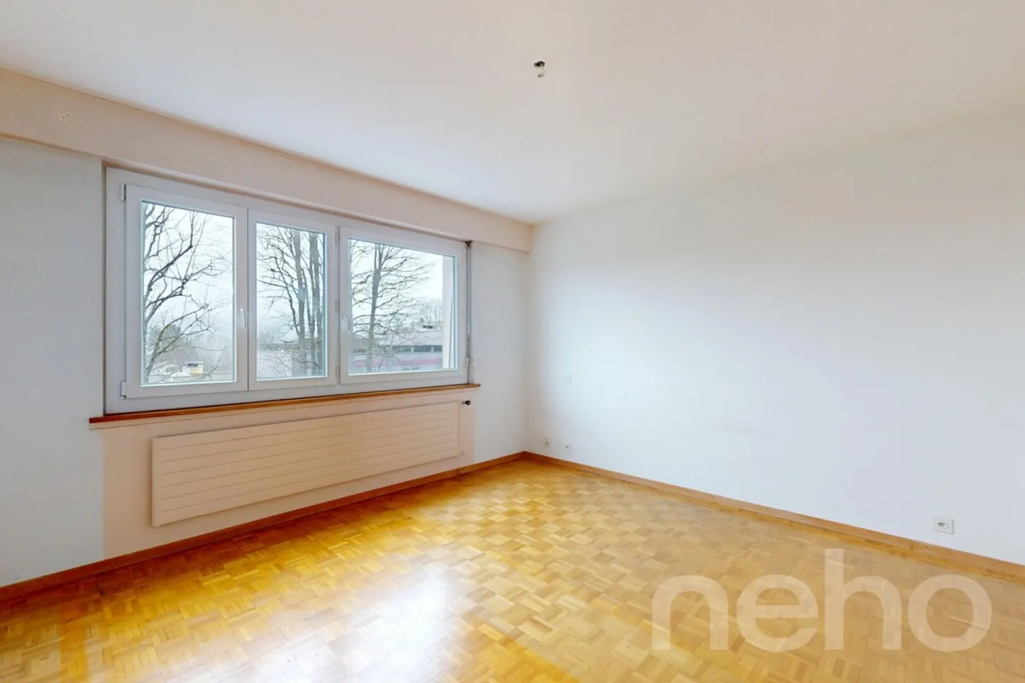 Appartement lumineux de 4 pièces dans les hauteurs de la ville avec balcon + garage - Photo 10 sur 13