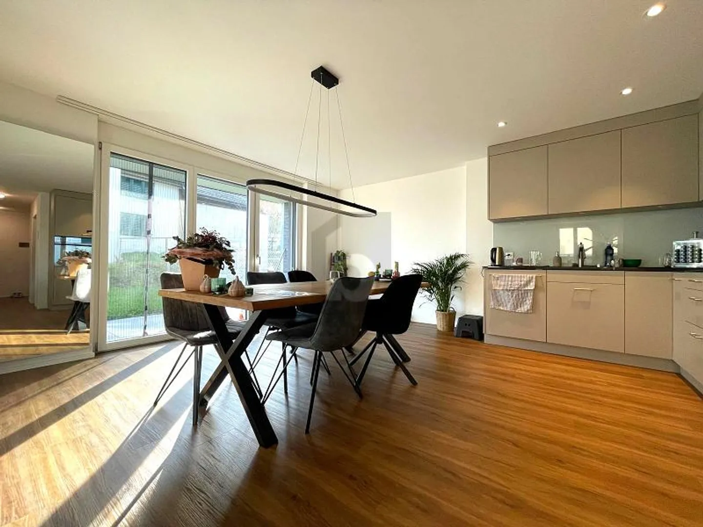 LUMINEUX, AVEC ESPACE JARDIN ET PLACE ASSISE - Photo 1 sur 6