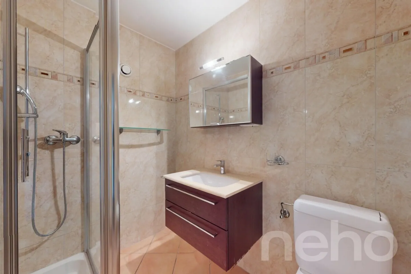 Appartement lumineux de 4 pièces dans les hauteurs de la ville avec balcon + garage - Photo 11 sur 13