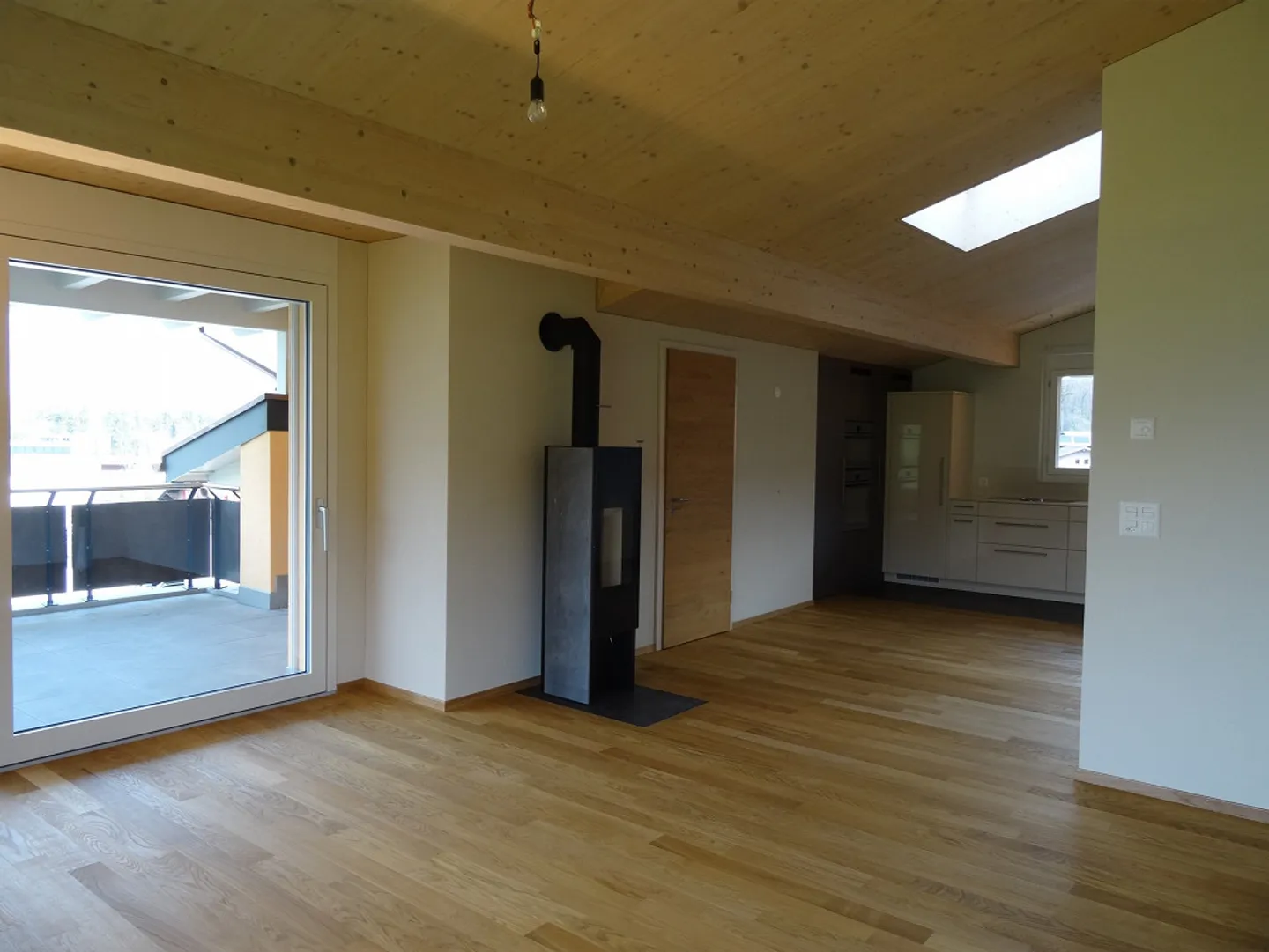 Attractive attic apartment in a 4-family house - Photo 5 of 13