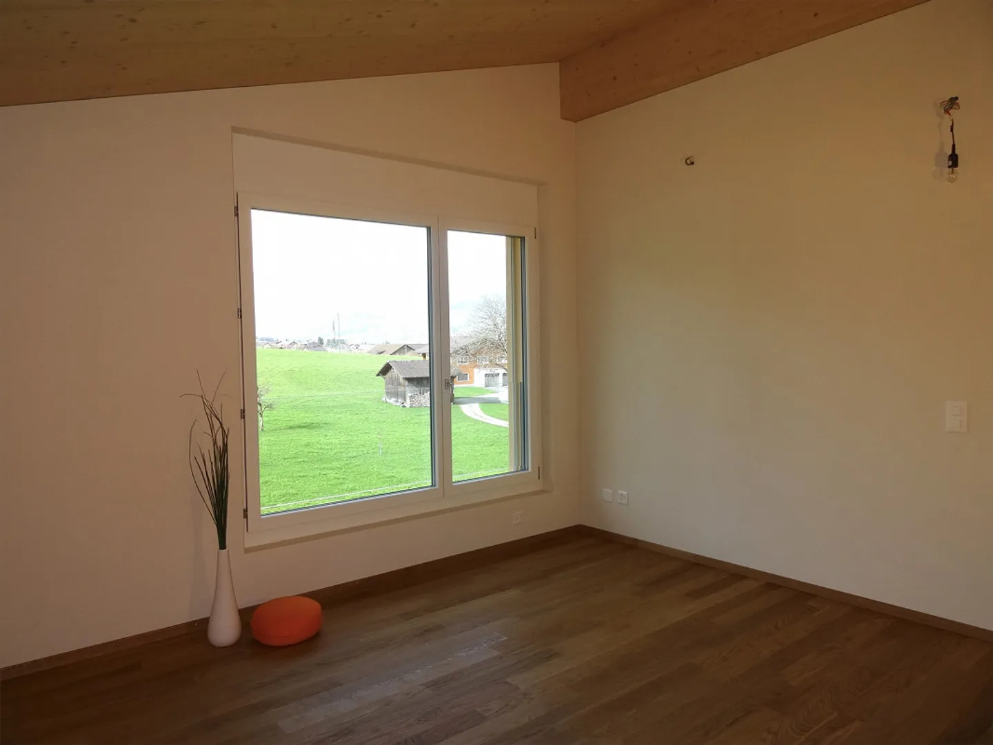 Attractive attic apartment in a 4-family house - Photo 7 of 13