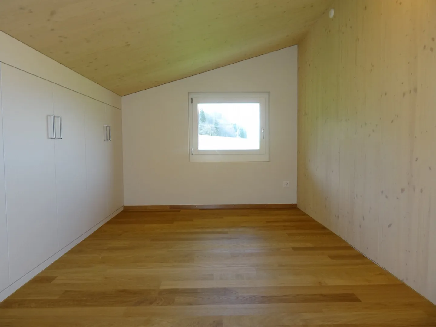 Attractive attic apartment in a 4-family house - Photo 8 of 13