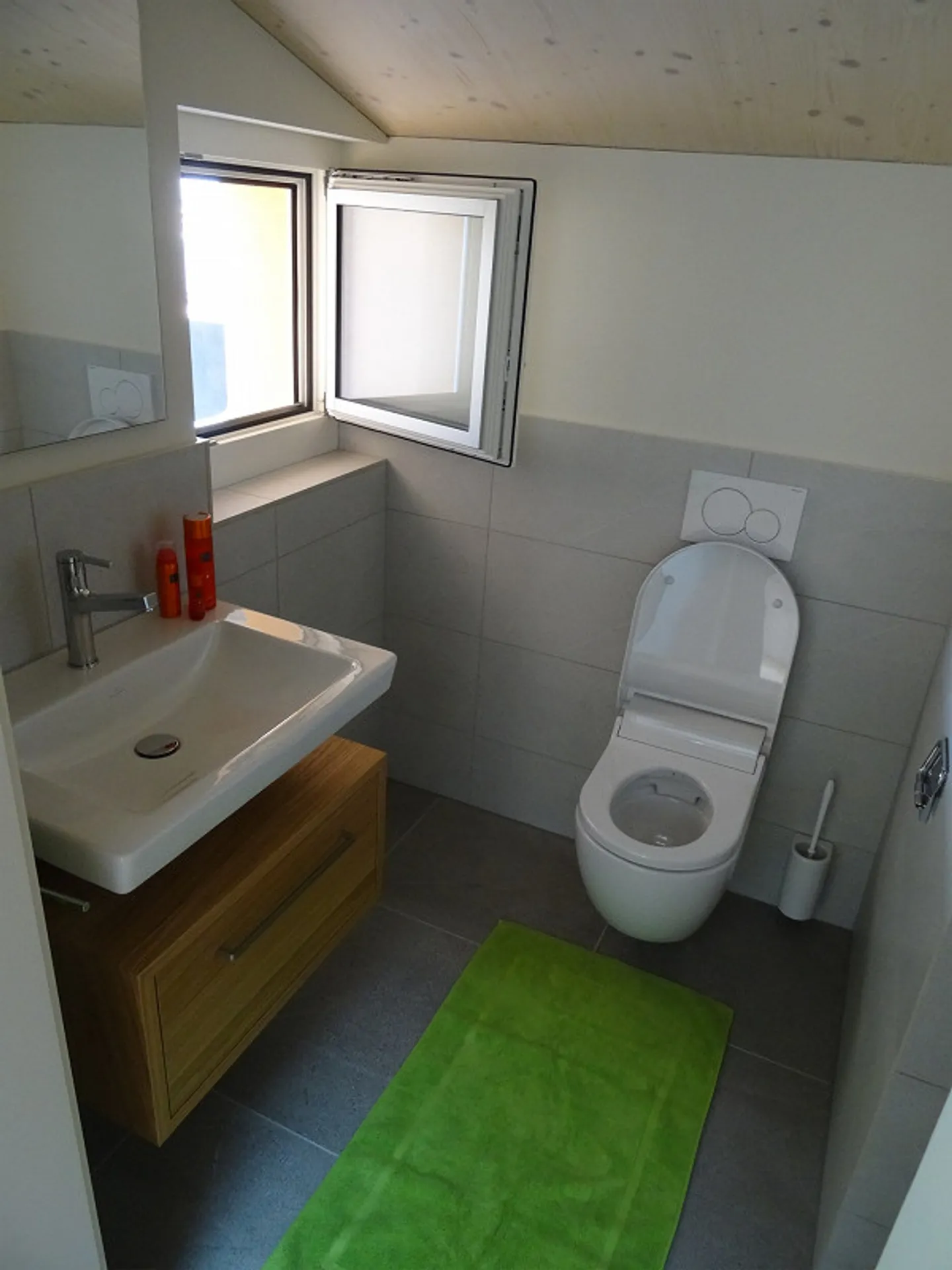 Attractive attic apartment in a 4-family house - Photo 9 of 13