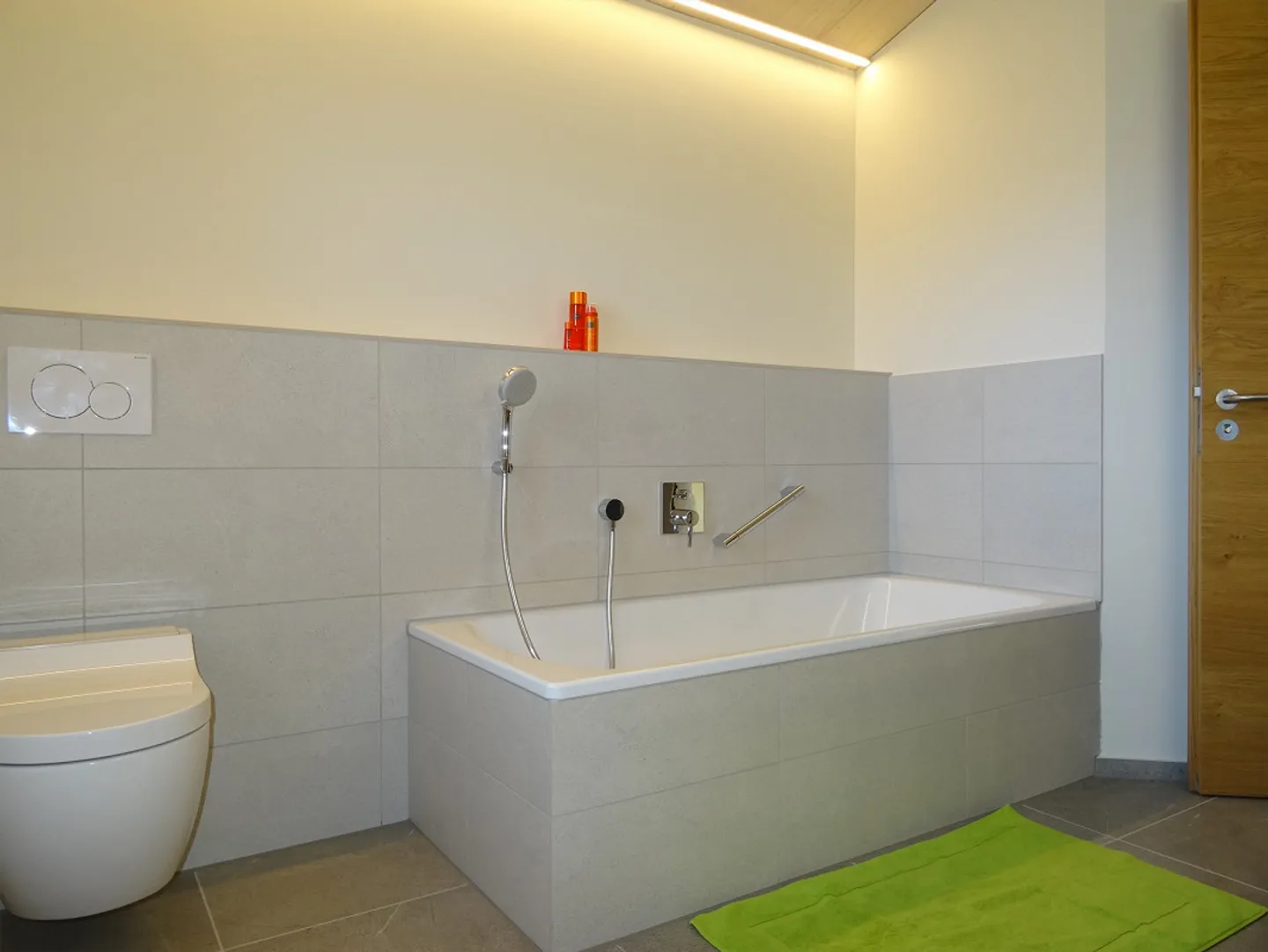 Attractive attic apartment in a 4-family house - Photo 10 of 13