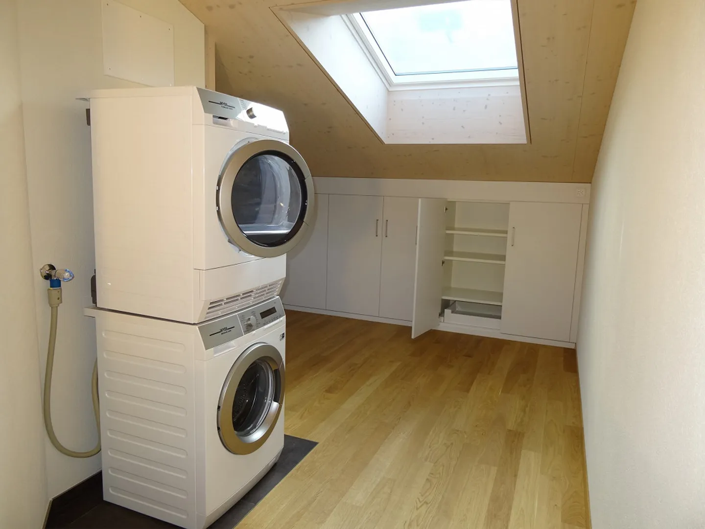 Attractive attic apartment in a 4-family house - Photo 12 of 13