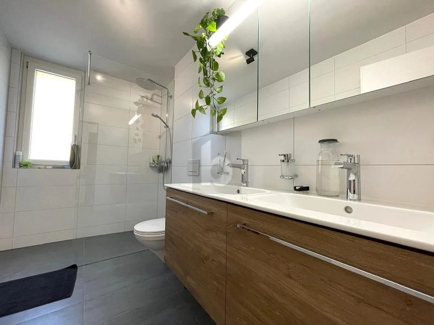 LUMINEUX, AVEC ESPACE JARDIN ET PLACE ASSISE - Photo 4 sur 6