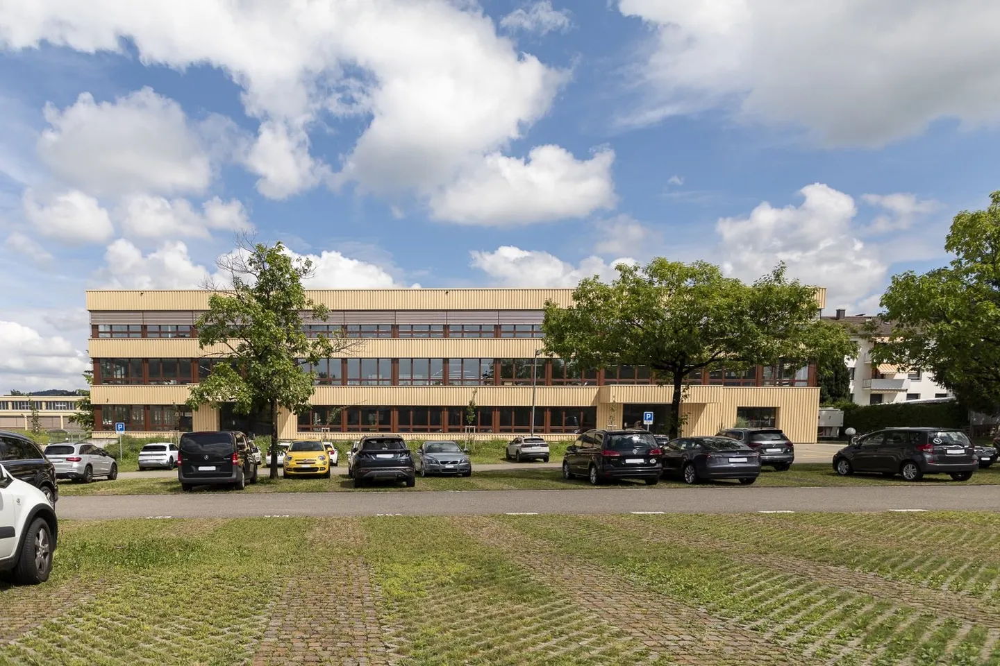 Bâtiment de bureaux commerciaux neufs et climatisés - Photo 1 sur 10
