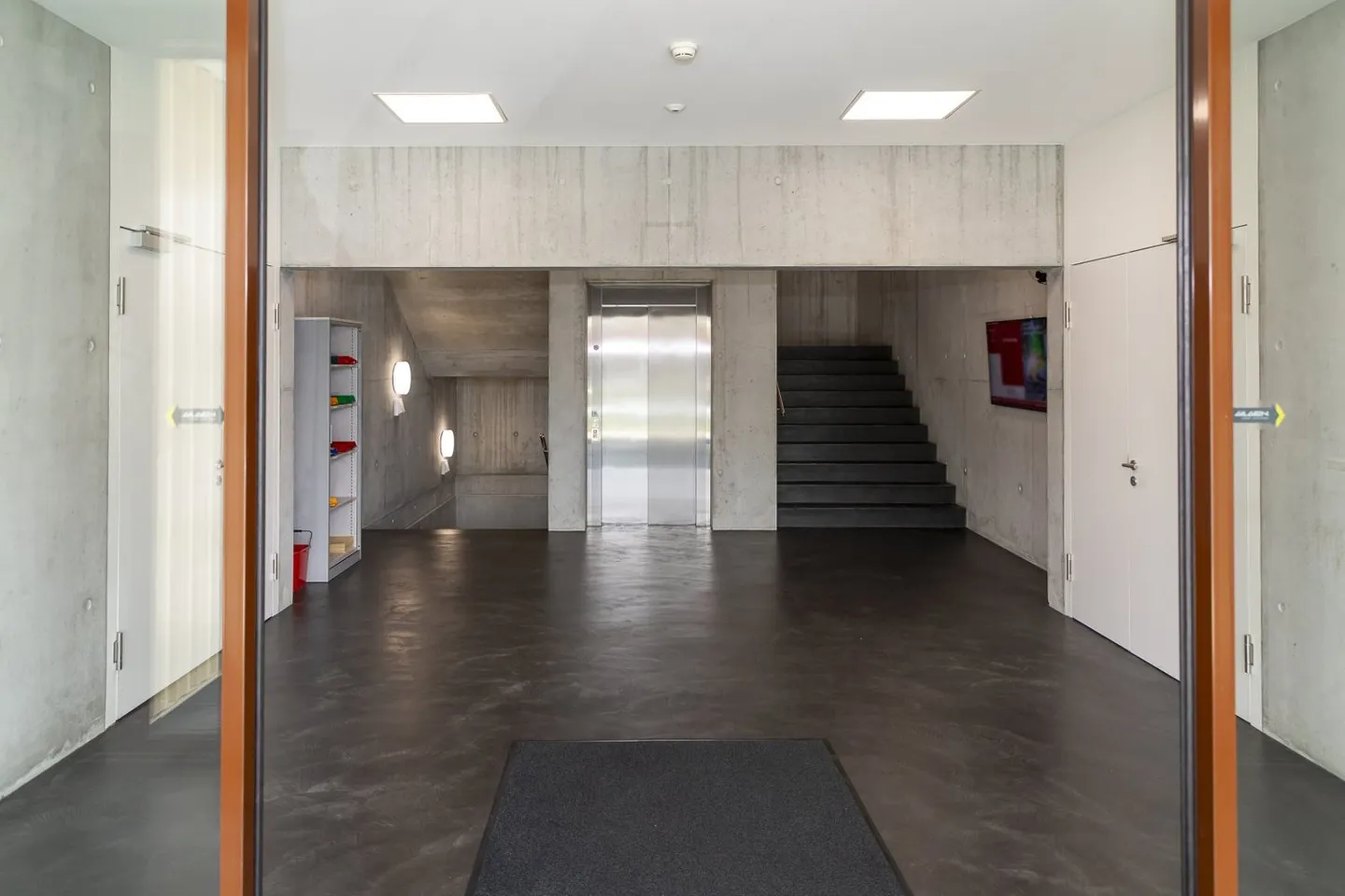 Bâtiment de bureaux commerciaux neufs et climatisés - Photo 3 sur 10