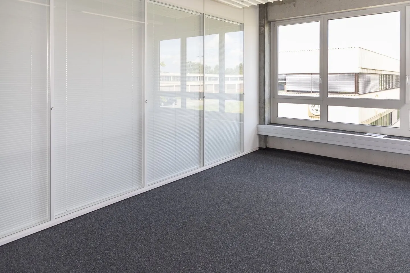 Bâtiment de bureaux commerciaux neufs et climatisés - Photo 5 sur 10