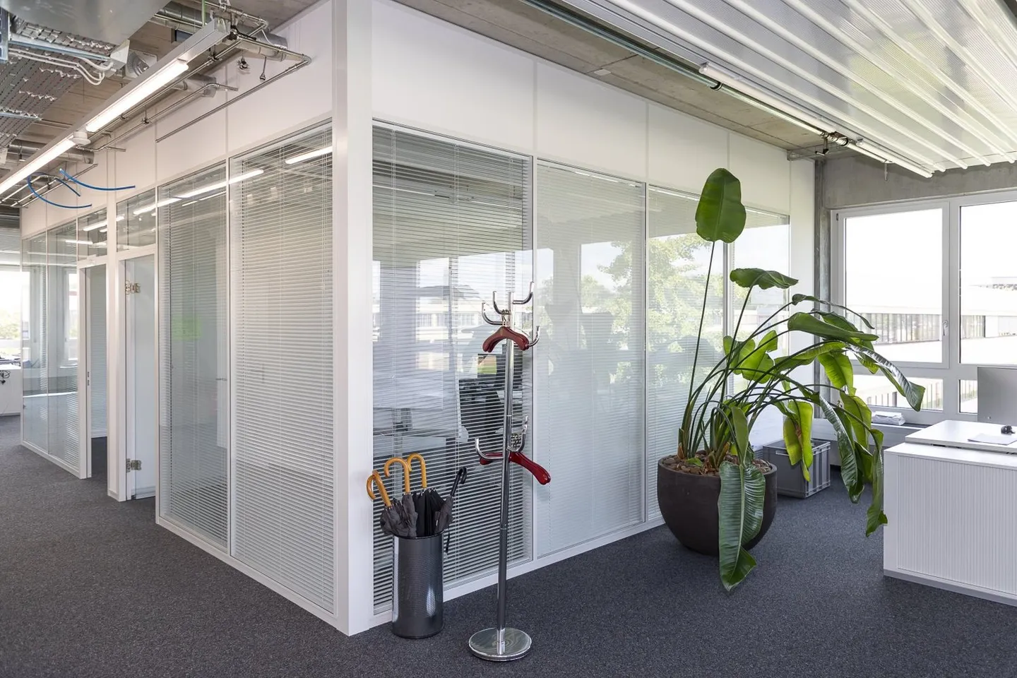 Bâtiment de bureaux commerciaux neufs et climatisés - Photo 7 sur 10