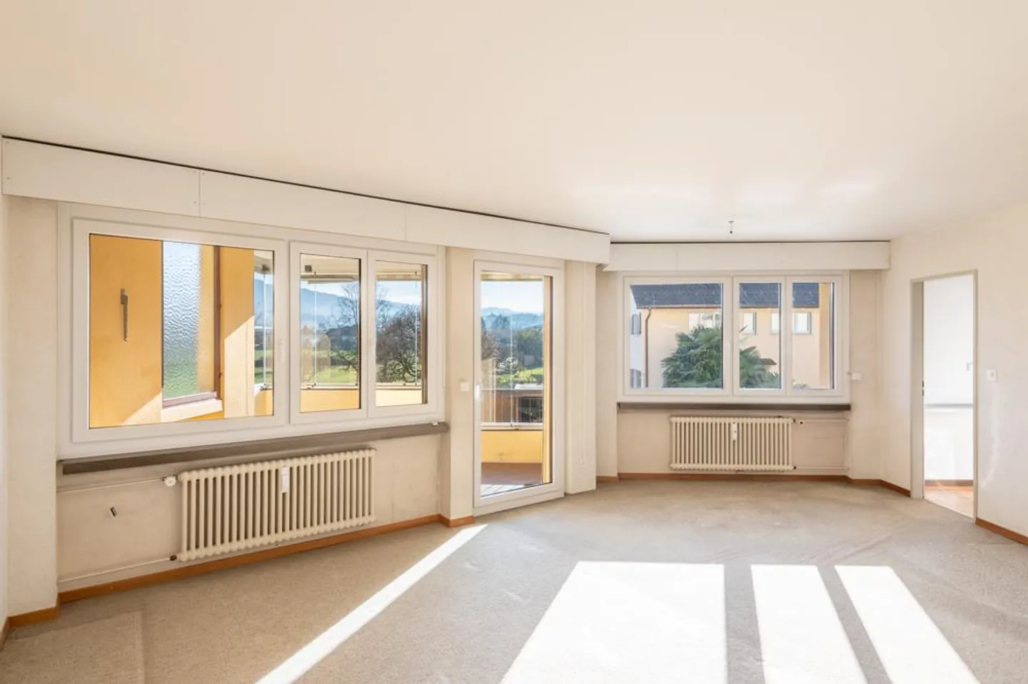 Quiet living with a view and potential - Photo 2 of 7