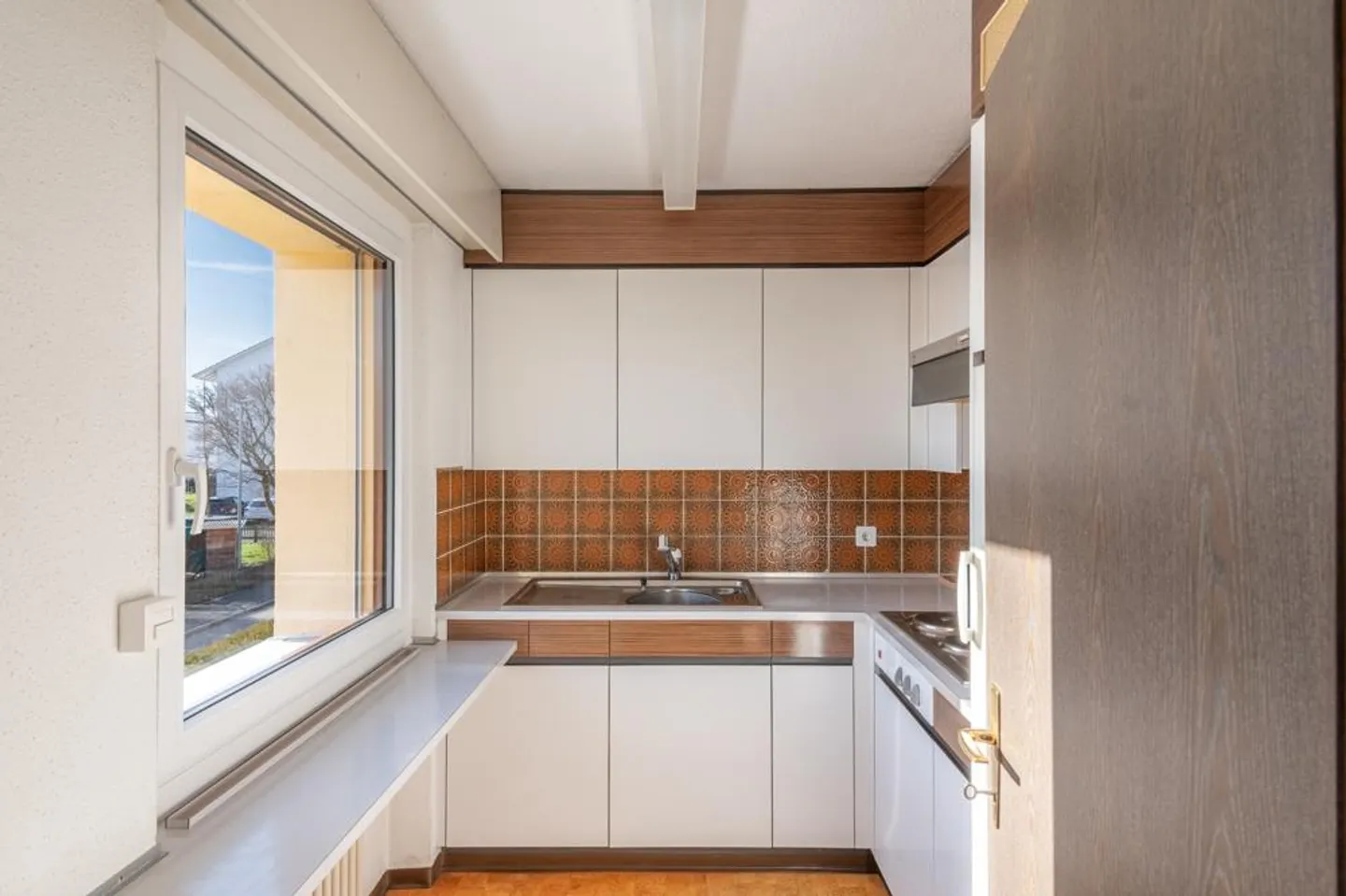 Quiet living with a view and potential - Photo 4 of 7