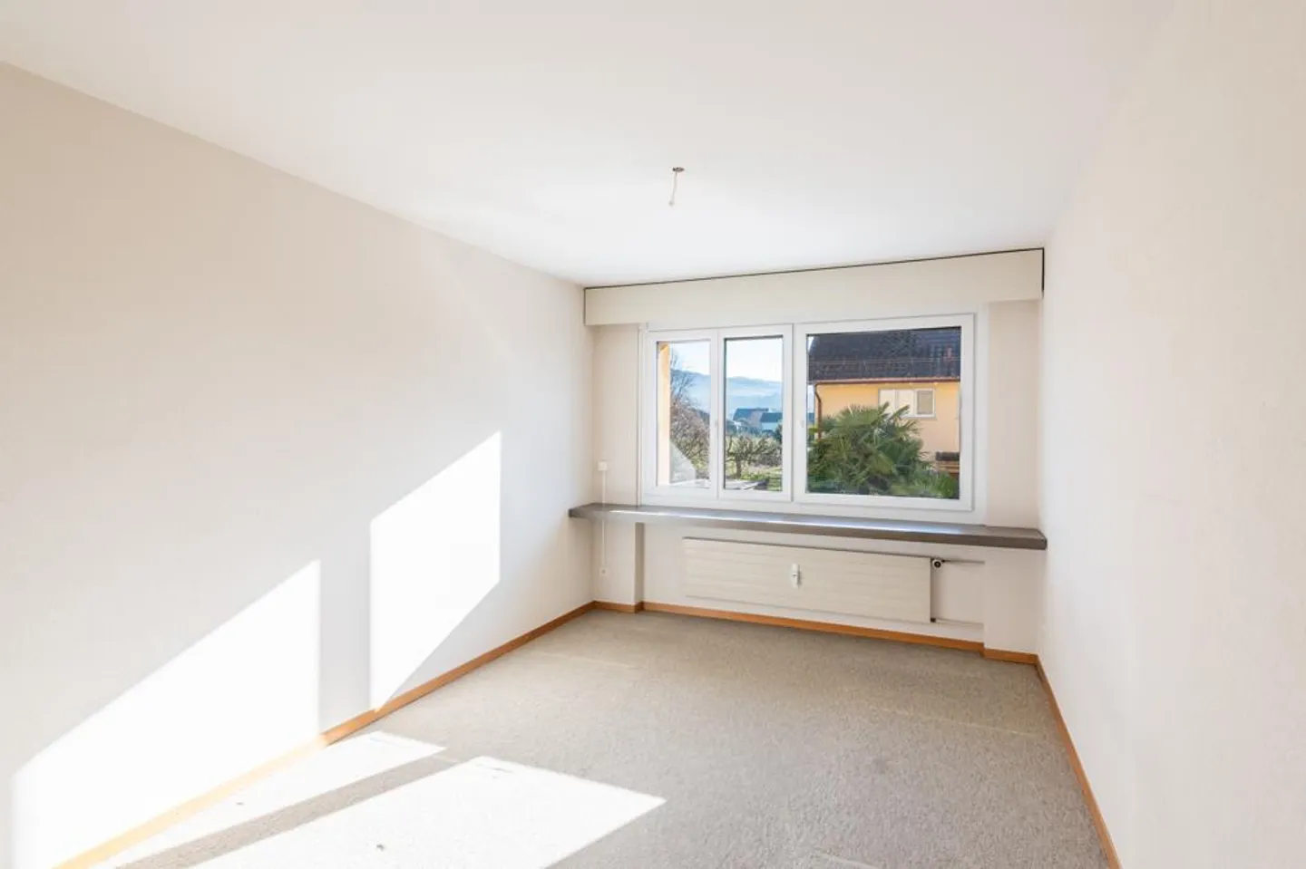 Quiet living with a view and potential - Photo 5 of 7