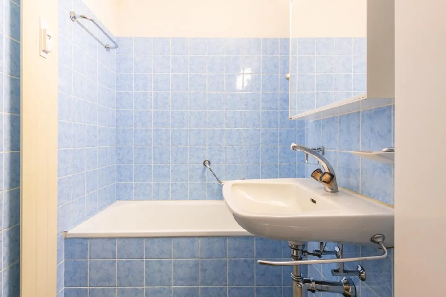 Quiet living with a view and potential - Photo 6 of 7