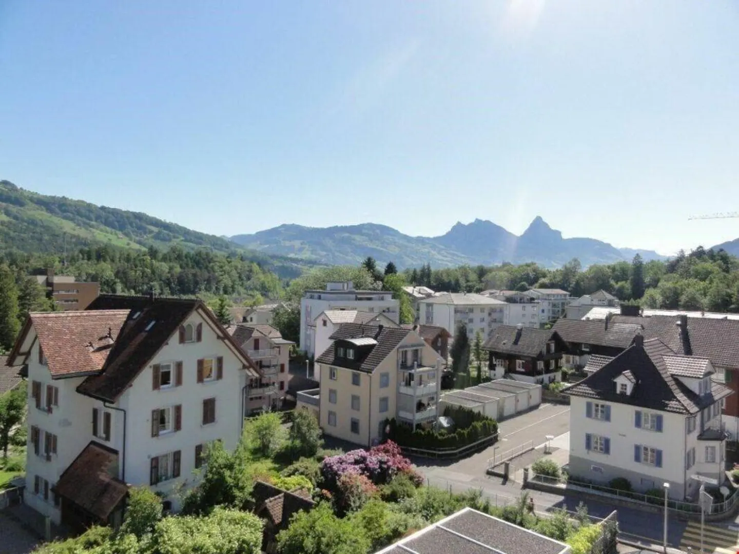 Inondé de soleil avec une magnifique vue sur les montagnes ! - Photo 1 sur 7