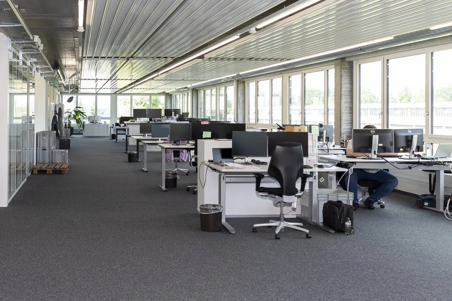 Bâtiment de bureaux commerciaux neufs et climatisés - Photo 9 sur 10