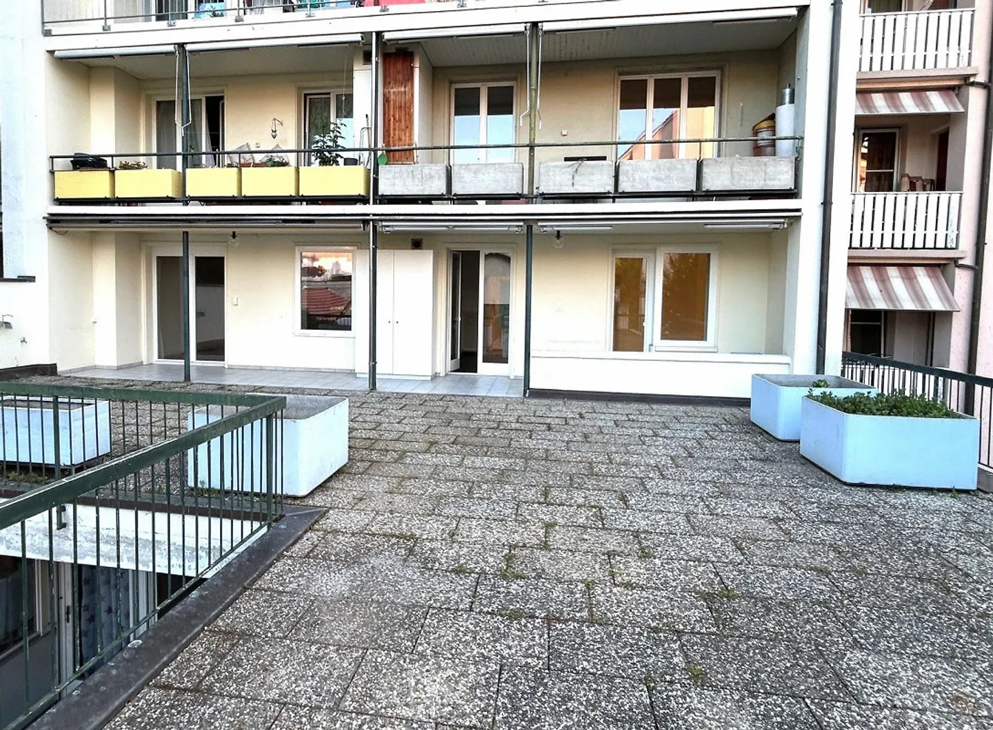 Appartement calme avec grande terrasse - Photo 2 sur 11