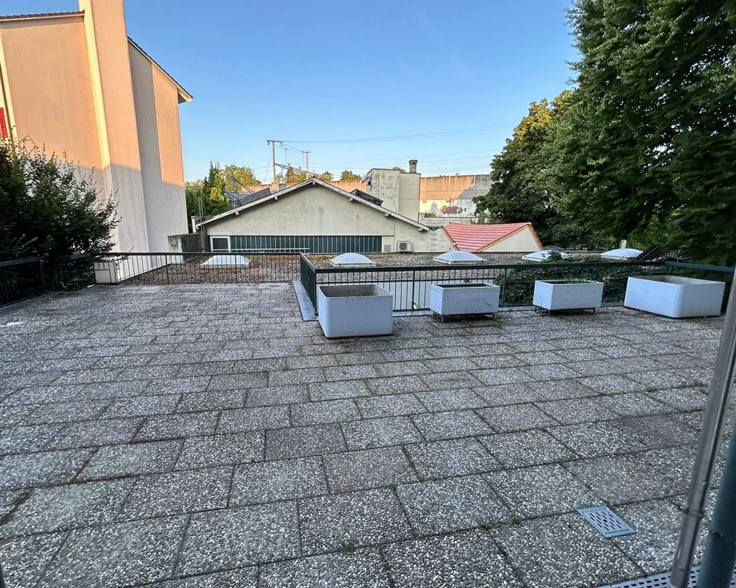 Appartement calme avec grande terrasse - Photo 3 sur 11