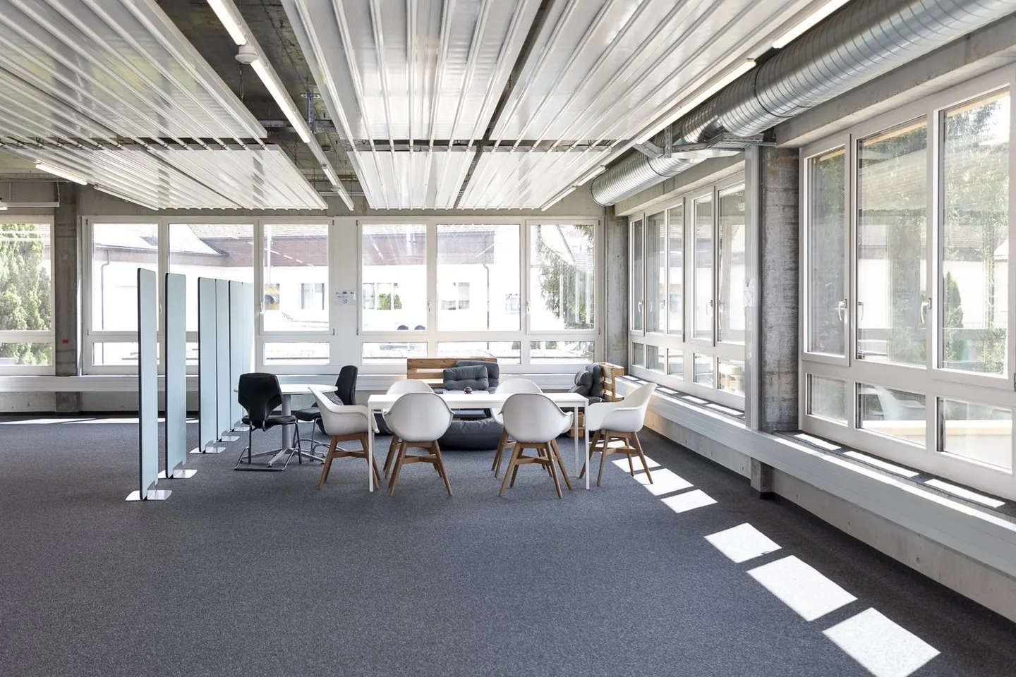 Bâtiment de bureaux commerciaux neufs et climatisés - Photo 10 sur 10