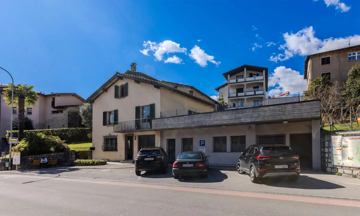 GERÄUMIGES EINFAMILIENHAUS MIT GEWERBEBEREICH IN CUREGLIA - Foto 1 von 9