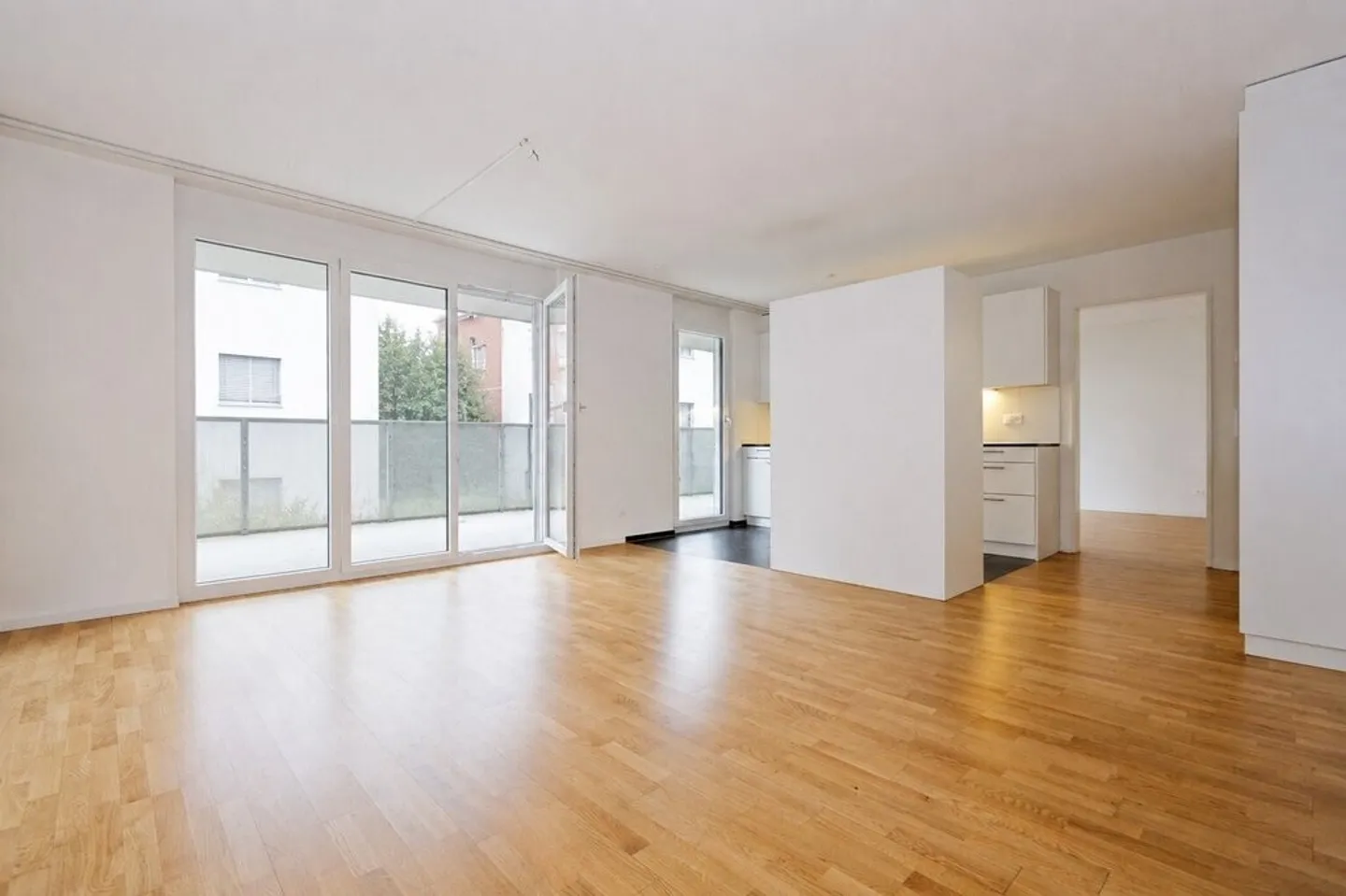 Apartment seeks single! - Photo 3 of 8