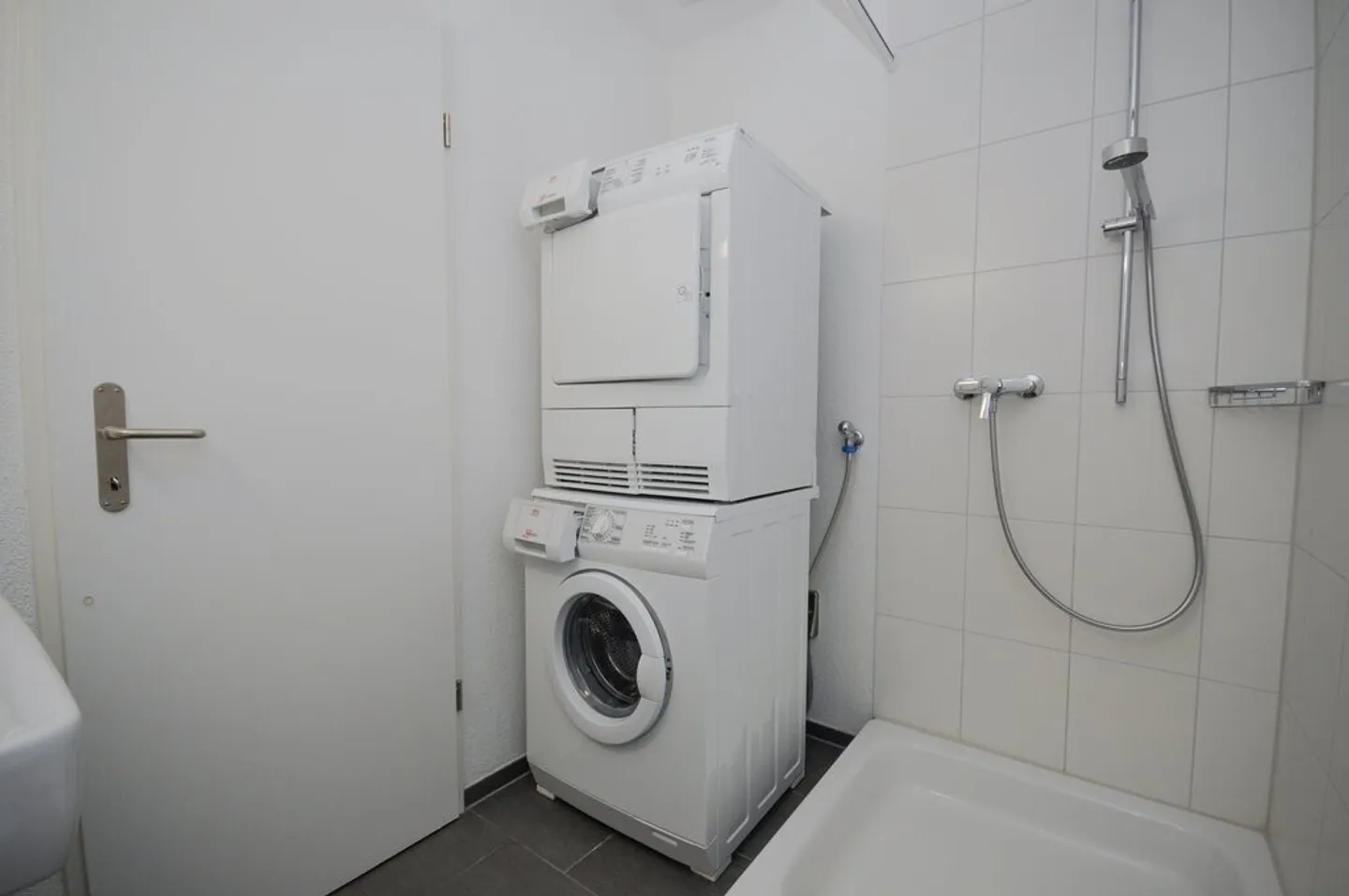 Apartment seeks single! - Photo 7 of 8