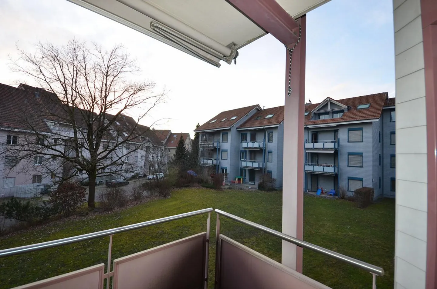 Appartamento moderno e spazioso con un grande senso dello spazio e un balcone soleggiato - Foto 2 di 5