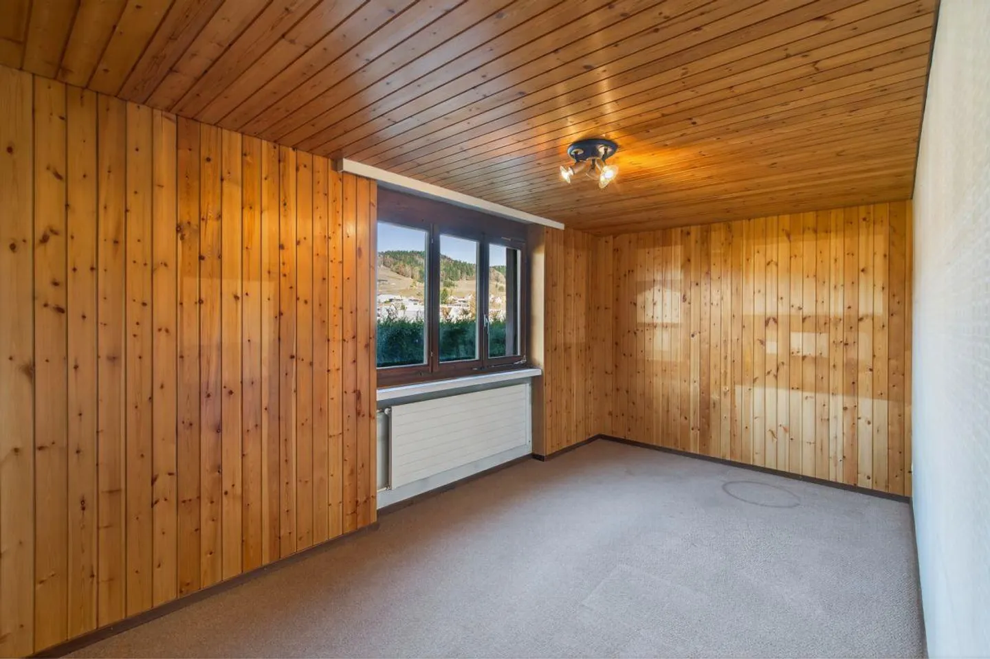 Work and Live Under One Roof - Detached Single-Family House with Potential - Photo 5 of 12