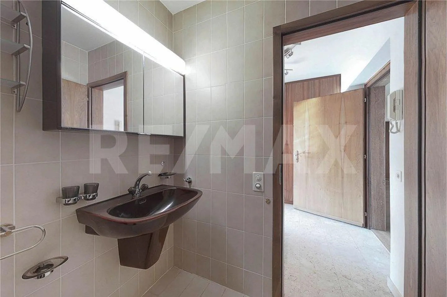 2.5-Room Apartment with Stunning Lake View - Photo 5 of 8