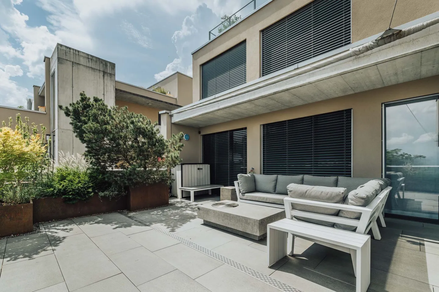 Exclusive 6.5-Room Terrace Apartment with Alpine View - Photo 2 of 21