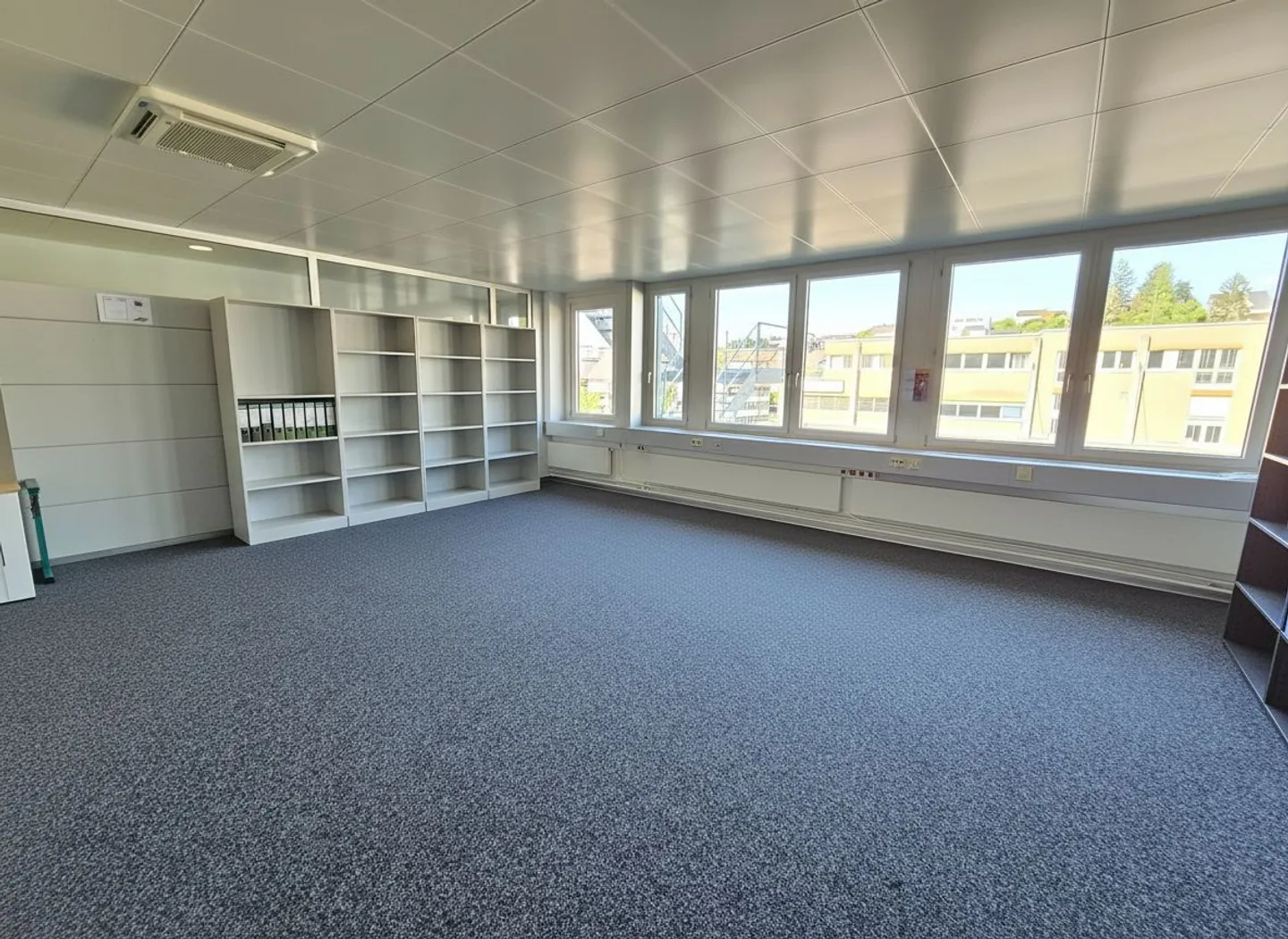 707 m² Bureau au 2ème étage – Emplacement central à Brüttisellen avec places de parking - Photo 2 sur 7