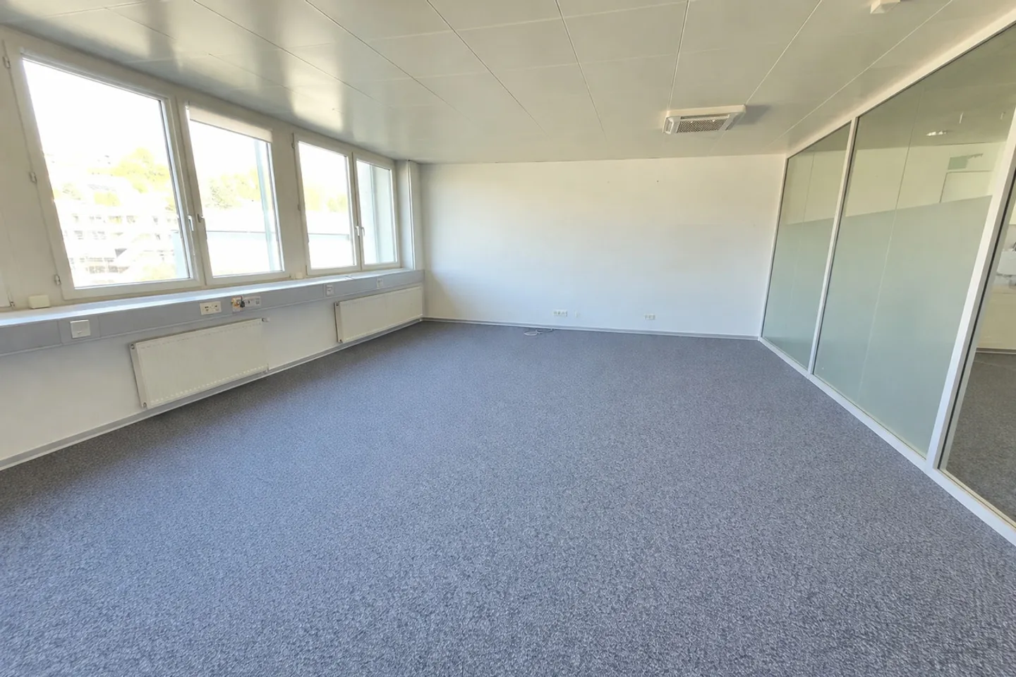 707 m² Bureau au 2ème étage – Emplacement central à Brüttisellen avec places de parking - Photo 3 sur 7