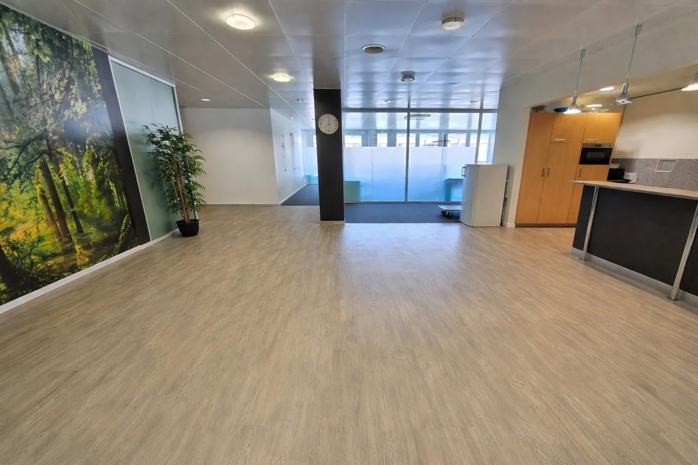 707 m² Bureau au 2ème étage – Emplacement central à Brüttisellen avec places de parking - Photo 5 sur 7