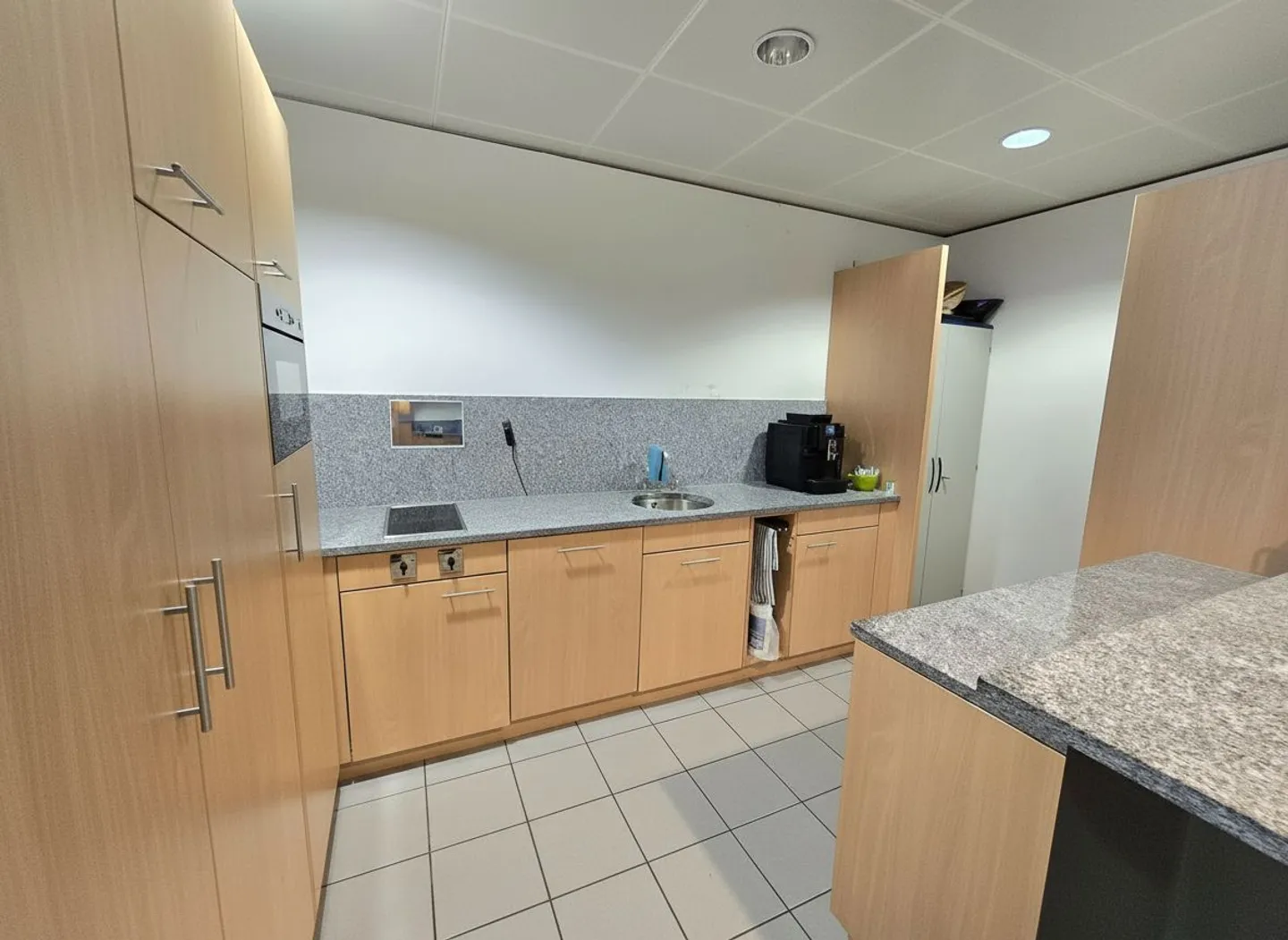 707 m² Bureau au 2ème étage – Emplacement central à Brüttisellen avec places de parking - Photo 6 sur 7