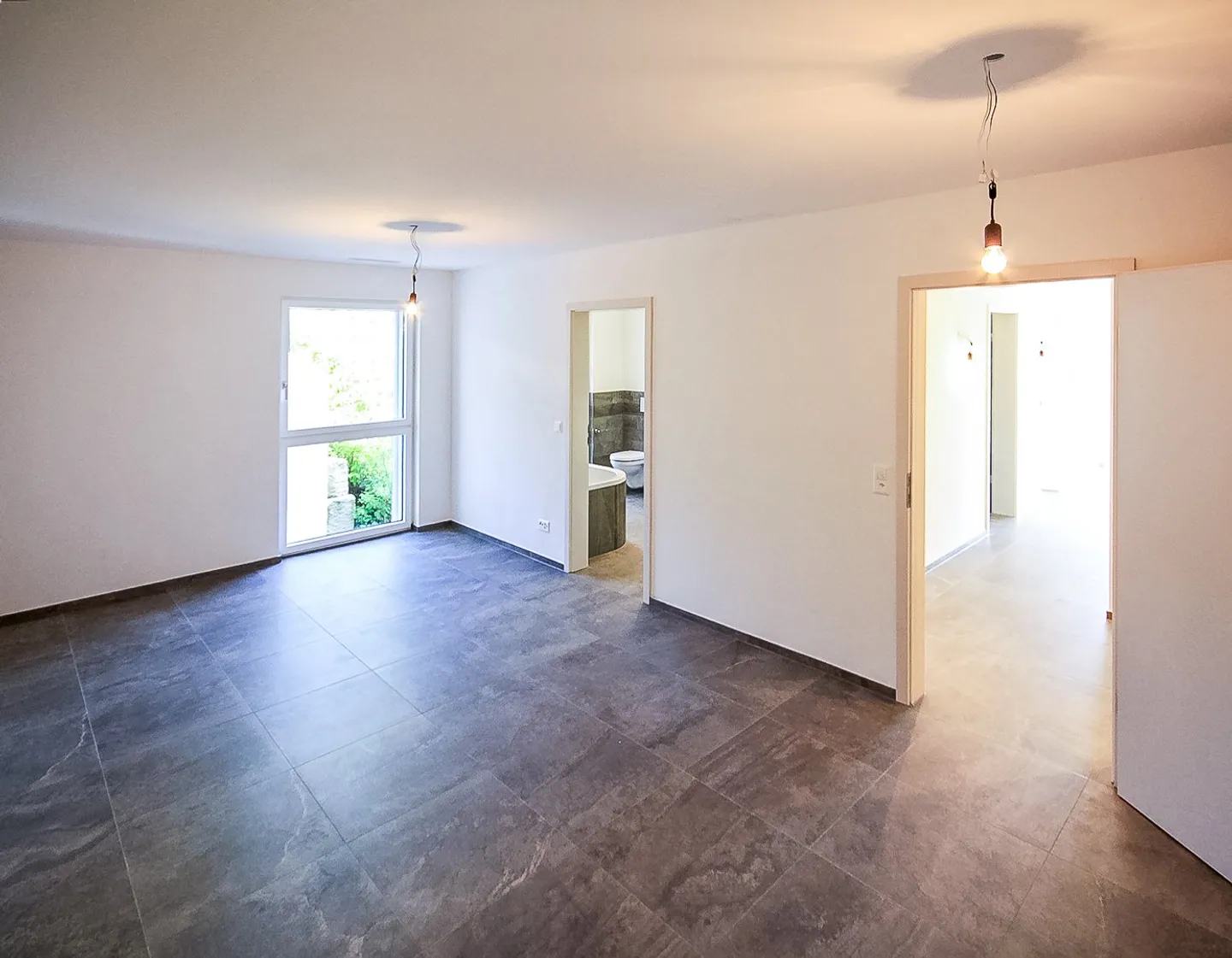 Stunning 4.5 Room Apartment with Beautiful Views and Plenty of Parking - Photo 6 of 14