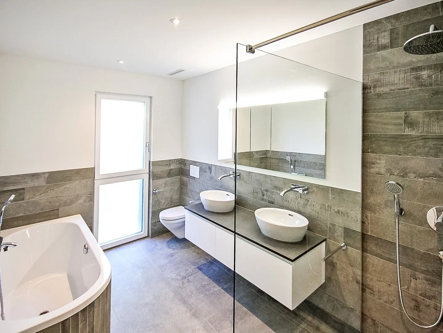 Stunning 4.5 Room Apartment with Beautiful Views and Plenty of Parking - Photo 7 of 14